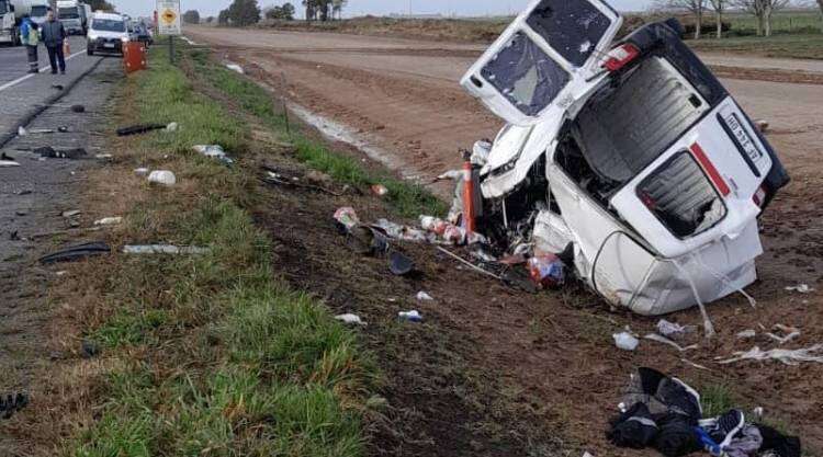 Chocó un micro que viajaba de Bahía Blanca a Buenos Aires: tres muertos