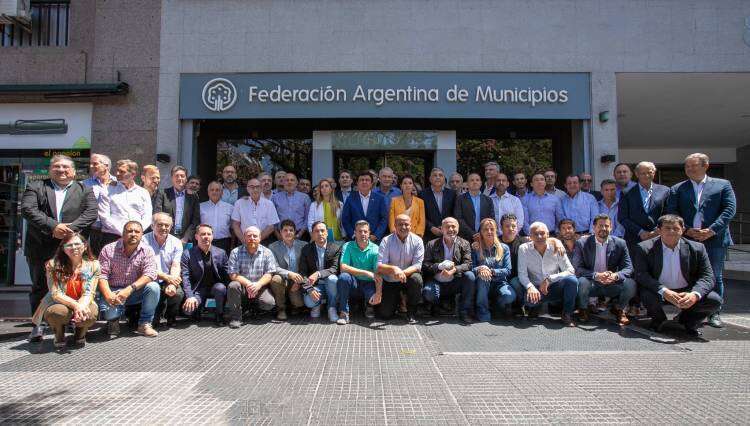 Intendentes buscan cubrirse del recorte de fondos de Milei y avanzan con la creación de tasas viales