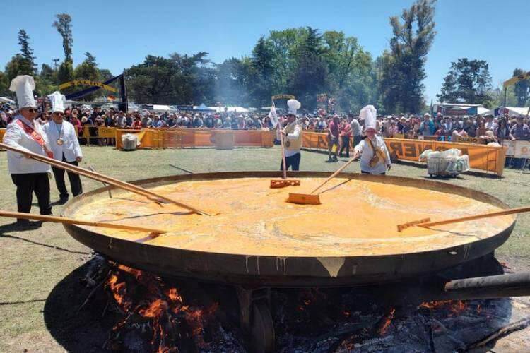La 25° Fiesta del Omelette Gigante en Pigüé rompe récords
