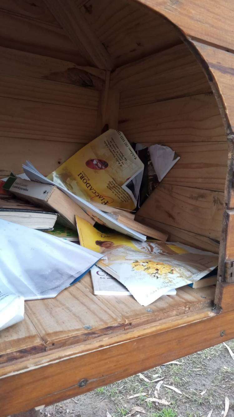 Otra vez dañaron la casita lectora en la plaza