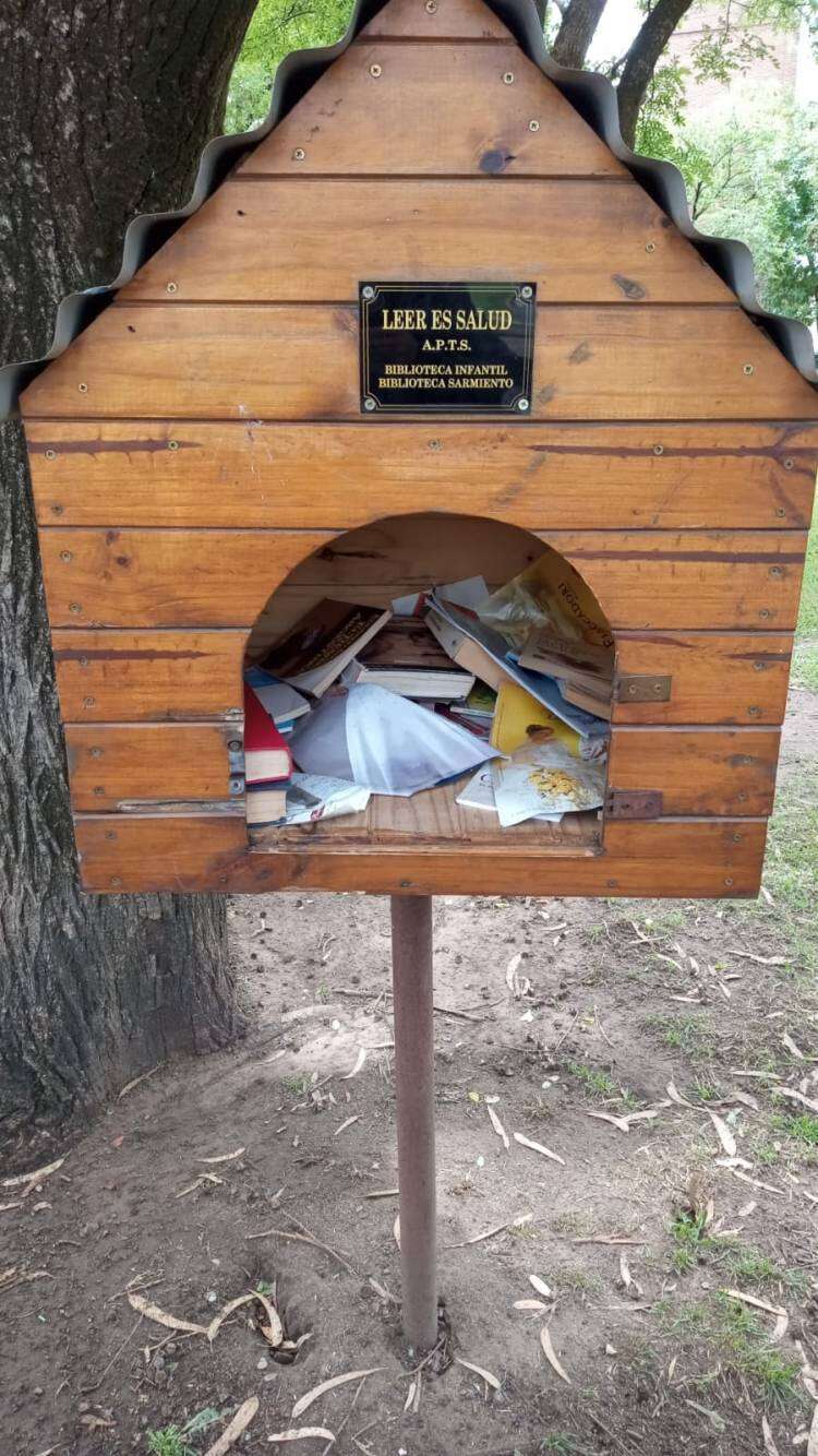 Otra vez dañaron la casita lectora en la plaza