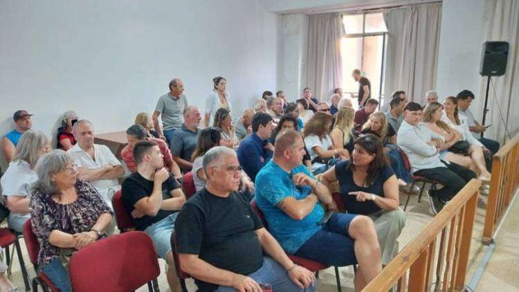 Polémica, discusiones y presencia policial en la sesión del CD en Tornquist