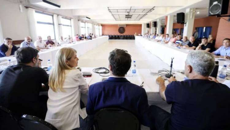 Con intendentes de la zona, Kicillof pidió una fuerza política "amplia" para enfrentar a Milei