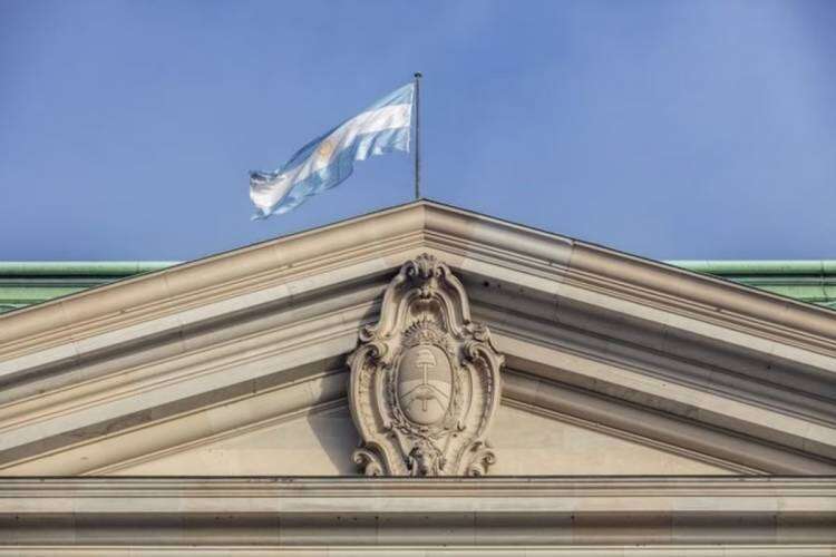 El Gobierno planea cerrar sucursales del Banco Nación y despedir empleados, pero no define cómo será el recorte