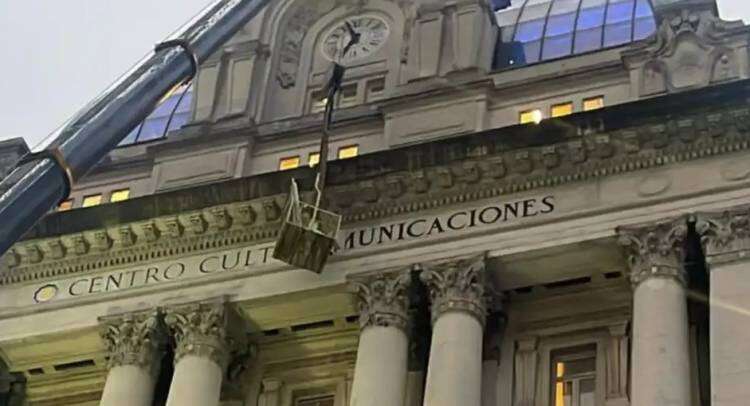 El Gobierno borró el nombre “Centro Cultural Kirchner” de la fachada del ahora denominado Palacio Libertad