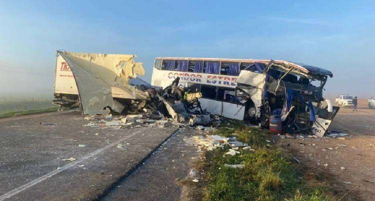 Trágico choque entre camión y micro en Ruta 3: cuatro muertos y 16 heridos