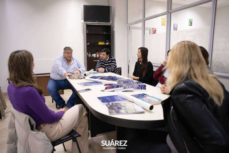 Se formalizó la entrega de material bibliográfico a las escuelas que visitó el chozno nieto del prócer Manuel Belgrano
