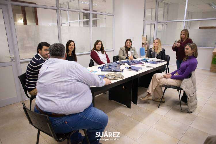 Se formalizó la entrega de material bibliográfico a las escuelas que visitó el chozno nieto del prócer Manuel Belgrano