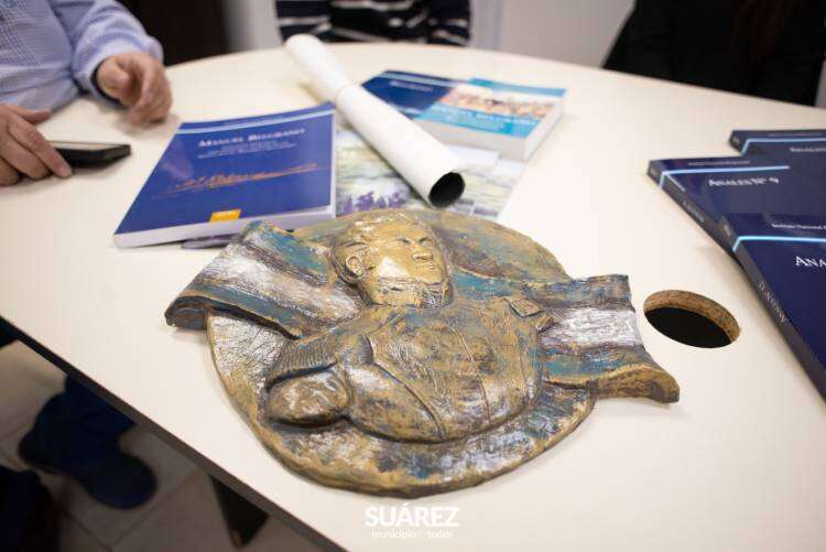Se formalizó la entrega de material bibliográfico a las escuelas que visitó el chozno nieto del prócer Manuel Belgrano