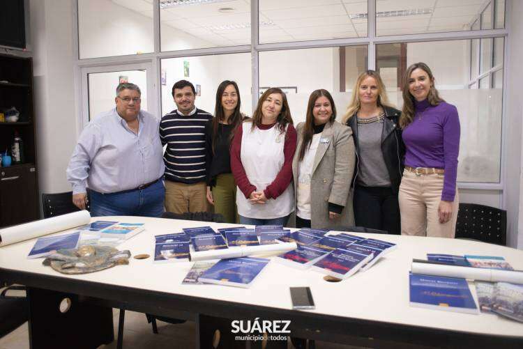 Se formalizó la entrega de material bibliográfico a las escuelas que visitó el chozno nieto del prócer Manuel Belgrano