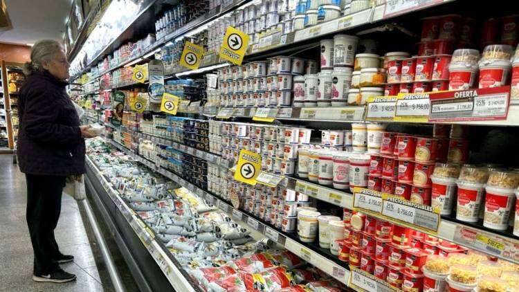 Primeros aumentos tras la suba del dólar: alimentos del 6 a 9%, autos hasta 12%