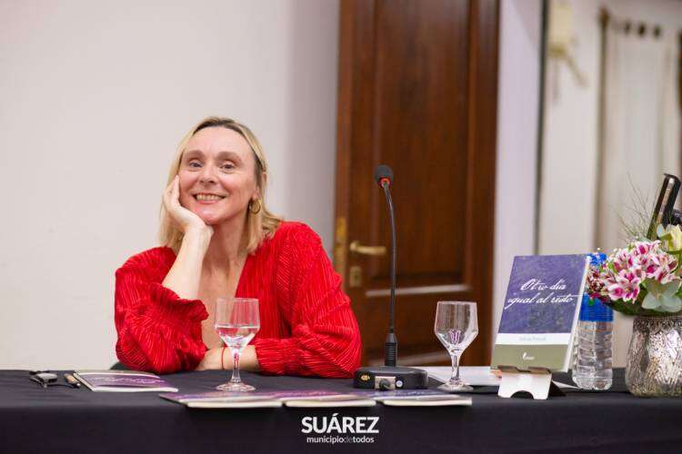 Silvia Frank presentó su primer libro de cuentos “Otro día igual al resto”