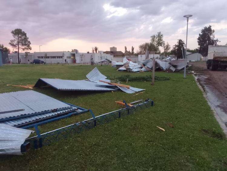 Un fuerte temporal en Carlos Casares provocó múltiples destrozos y hay varias ciudades bajo alerta amarilla