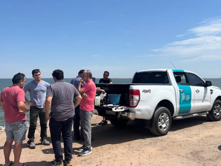Mortandad de peces en el Lago del Monte: el Municipio de Guaminí interviene junto a organismos provinciales