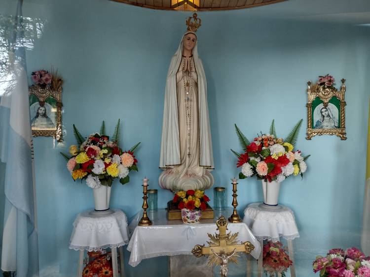 La Gruta de la Virgen de Fátima cumple 61 años custodiando el ingreso a Pueblo Santa María. 