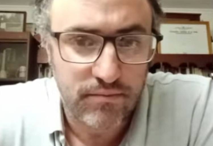 Av. Conturbi, entre Brown y Av. Sixto Rodríguez: "hace más de 30 años... que se inundan las casas y comercios..."