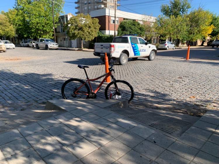 Una mujer fue traslada al hospital luego de chocar su bicicleta con una camioneta