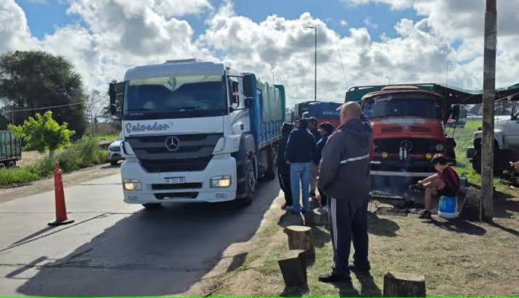 Paro de transportistas: continúa la medida de fuerza mientras exigen inmediatas negociaciones
