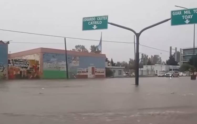 Caos y anegamientos: el fuerte aguacero paralizó las avenidas principales en Santa Rosa