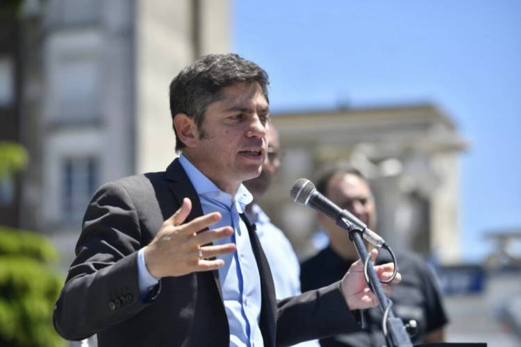 Kicillof cruzó la movida libertaria por las tasas municipales e ironizó sobre los viajes de Adorni