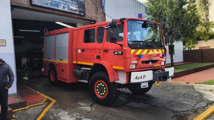 Hecho histórico en la localidad - Bomberos Voluntarios de Huanguelén suman dos móviles traídos de Holanda