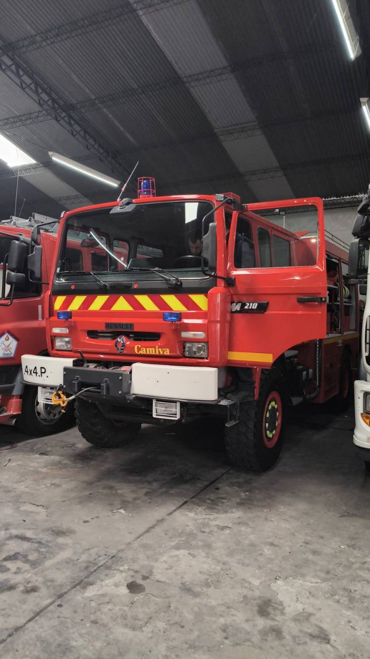 Hecho histórico en la localidad - Bomberos Voluntarios de Huanguelén suman dos móviles traídos de Holanda