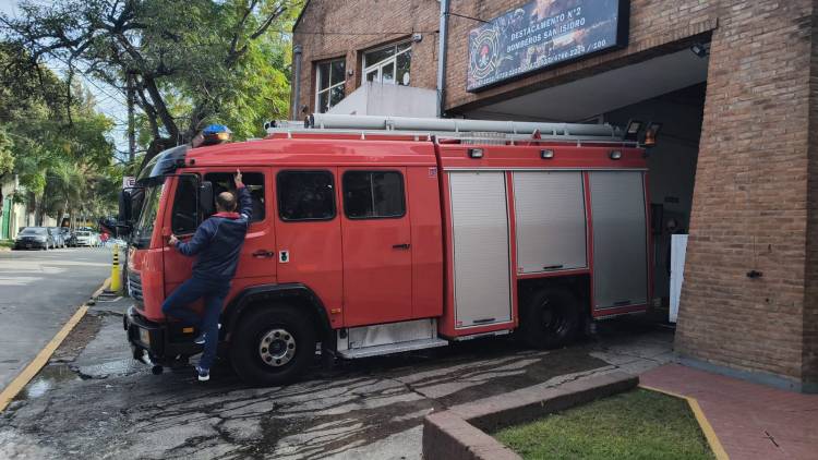 Hecho histórico en la localidad - Bomberos Voluntarios de Huanguelén suman dos móviles traídos de Holanda