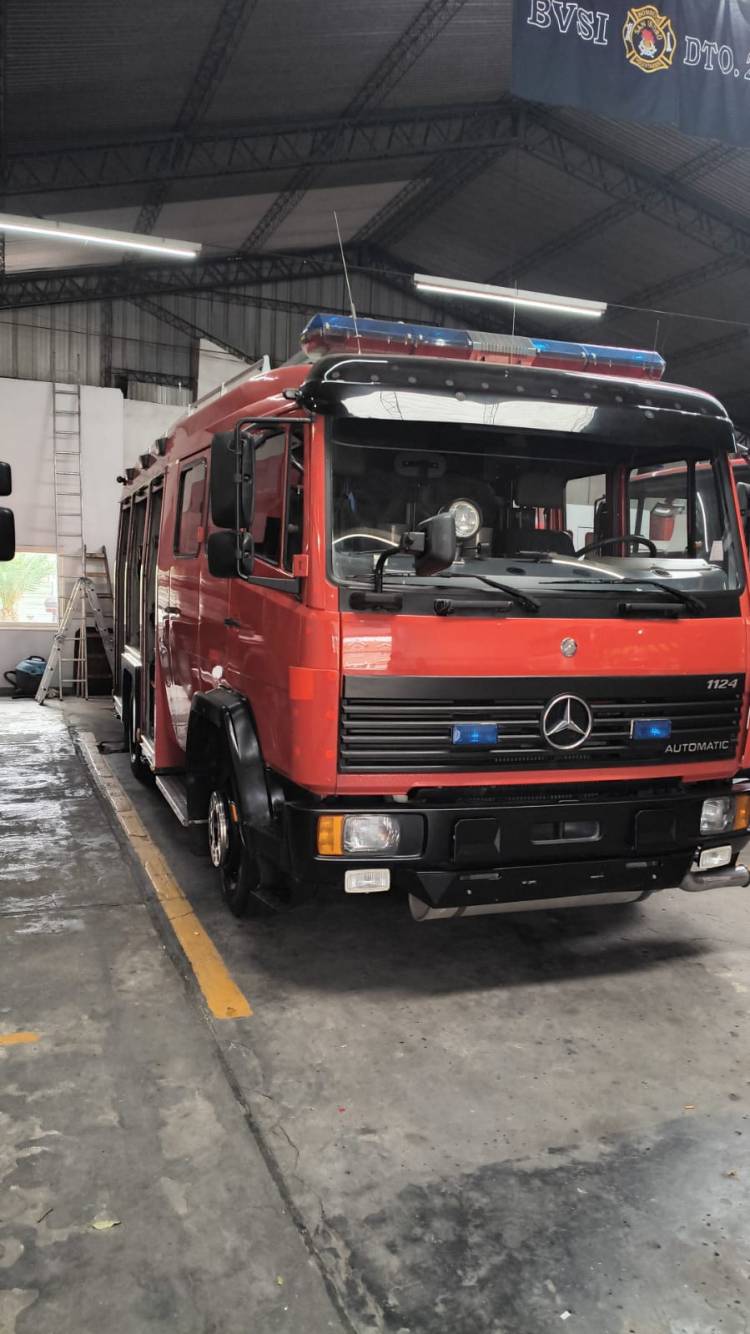 Hecho histórico en la localidad - Bomberos Voluntarios de Huanguelén suman dos móviles traídos de Holanda