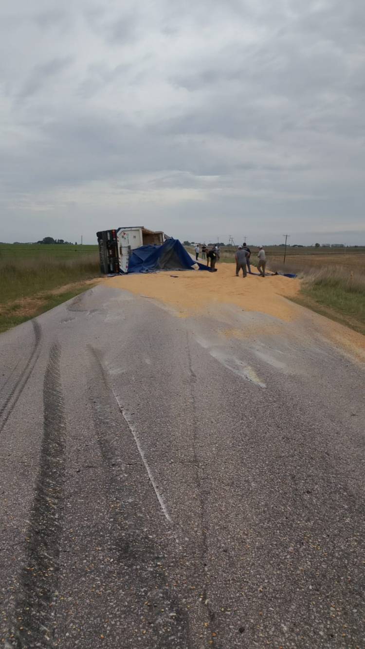 Fatal vuelco en la Ruta 85: un camionero murió y el tránsito está cortado