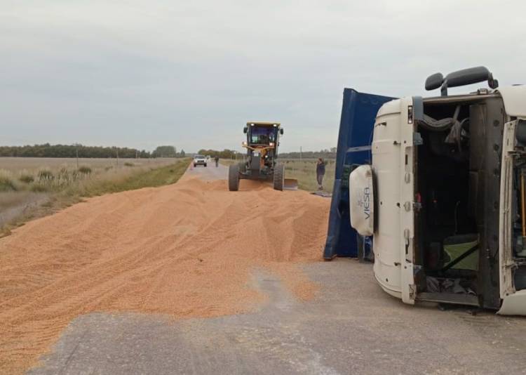 Murió un camionero al volcar con su camión en Ruta 85