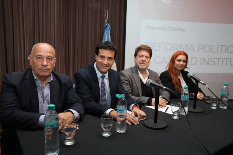 Encuentro de legisladores, intendentes y especialistas en Bahía Blanca: la sexta sección debatió sobre Reforma Electoral