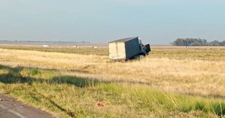 Los Bomberos Voluntarios de Tornquist acudieron esta mañana a un nuevo accidente de tránsito registrado sobre la Ruta Nacional 33