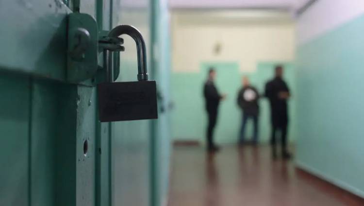 Violaba a su hijastra en cementerios de Coronel Suárez