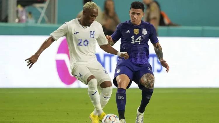 “Argentina llega como campeona del mundo con un Messi que va por nuevos récords”