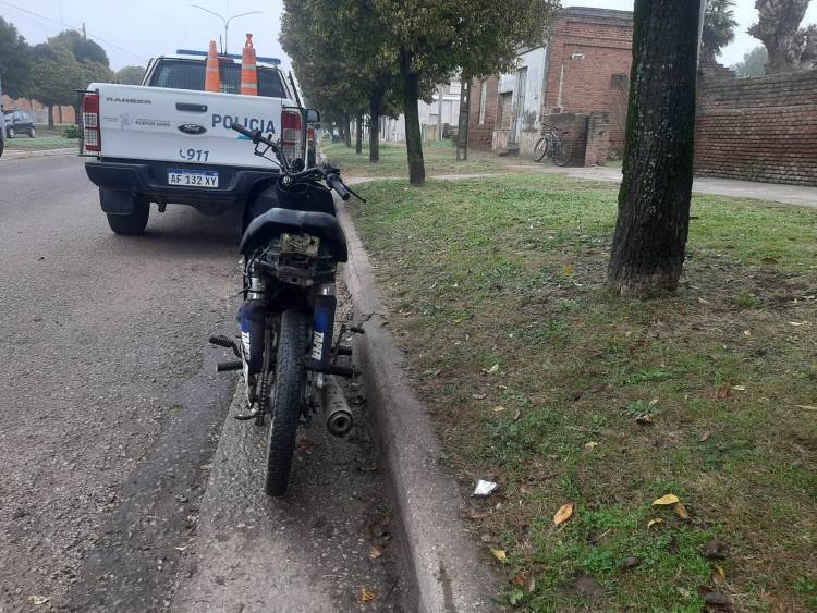 Controles policiales: secuestro de vehículos, infracciones y una aprehensión por daños en Coronel Suárez