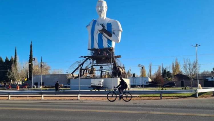 Ensamblan la estatua de Messi más grande del mundo