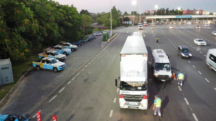 CAMIONES Y MICROS DEBERÁN RESPETAR EL CARRIL DERECHO OBLIGATORIO 