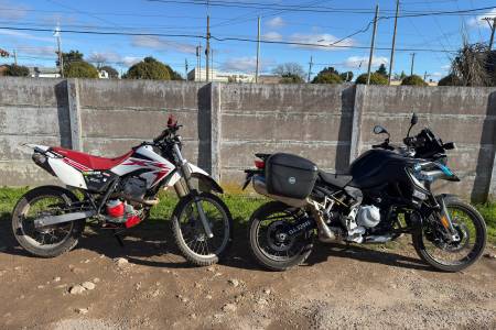 Operativos policiales: aprehensión, secuestro de motocicletas y traslado de un detenido