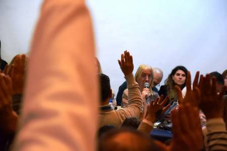 Docentes y estatales aceptaron la oferta salarial de 7% en dos tramos