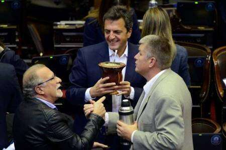 La Cámara de Diputados compró 200 mates con bombilla por 554 mil pesos en forma exprés