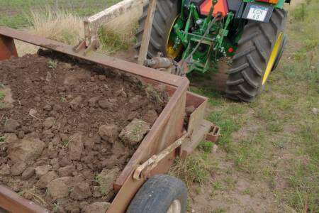 Denuncian a productor agropecuario por cuantiosa extracción de tierra en camino rural