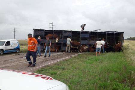 Un milagro evitó la tragedia: se distrajo y volcó su camión