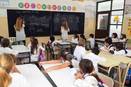 En febrero vacunarán contra el coronavirus a los docentes