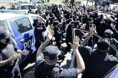Desplazan a 400 policías que habían reclamado aumento