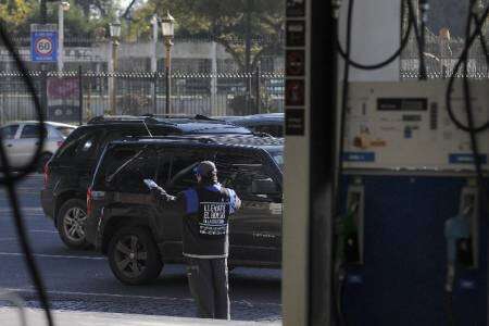 Buscan subas progresivas de los combustibles por hasta 15% en 3 meses