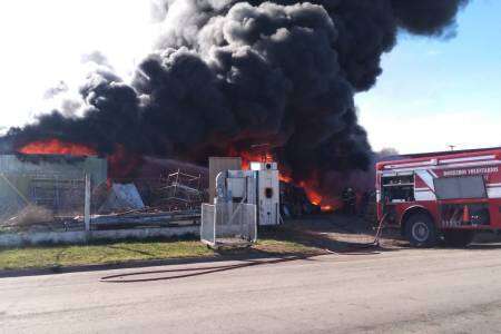 Un voraz incendio consume totalmente un acopio de plásticos, maderas y reciclables en el Parque Industrial