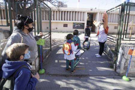 Buscan intensificar la presencialidad en escuelas desde el 1º de septiembre