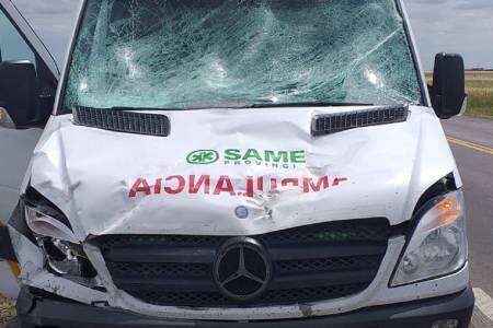 Kayak volador: se soltó de un motorhome y partió el parabrisas de una ambulancia
