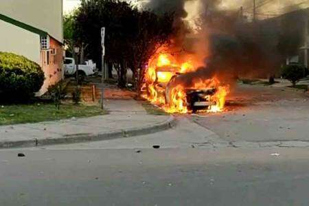 Crimen de Lucio: incendian patrulleros y atacan una comisaría durante una marcha