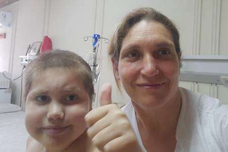 Desesperado pedido de una mamá suarense a IOMA para que autorice un estudio a un hijo que padece leucemia